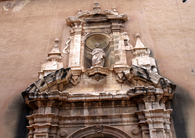 Foto: Puerta de la Iglesia de San Pedro Apóstol de Agost. Autor: Ramón García Pereira