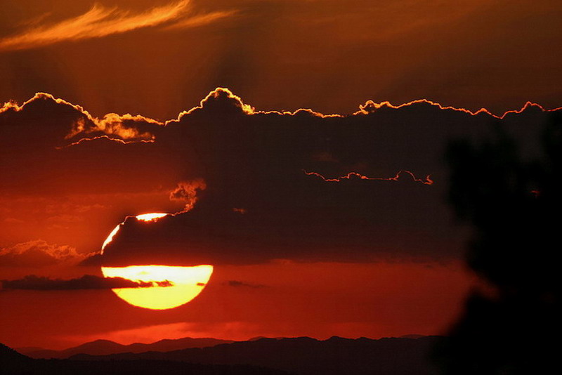 Foto: El sol sale por el Este y se pone por el Maigmó. Autor: Miguel Ángel Monzó Pastor